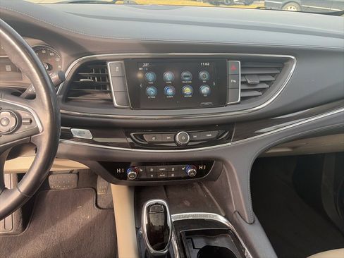 Used 2018 Buick Enclave Essence image 12