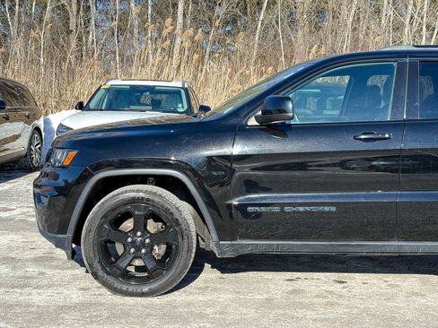 Used 2019 Jeep Grand Cherokee Laredo image 9