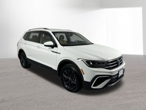 Used 2024 Volkswagen Tiguan SE AWD/4WD image 3
