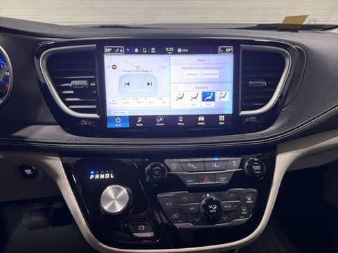 Used 2023 Chrysler Pacifica Touring-L image 18