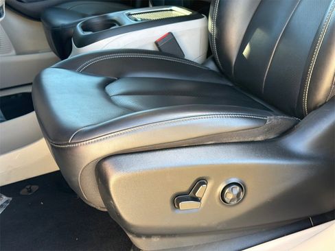 Used 2023 Chrysler Pacifica Touring-L image 16