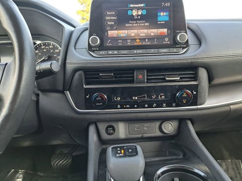 Used 2024 Nissan Rogue SV w/ SV Premium Package image 17