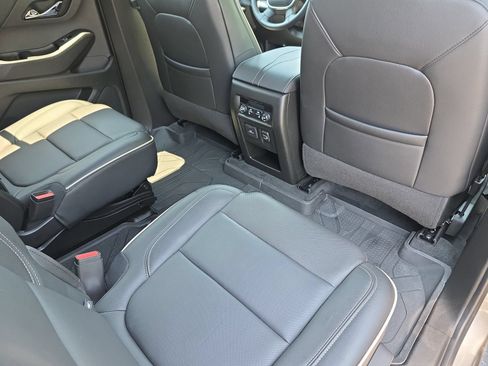 Used 2023 Chevrolet Traverse Premier FWD image 11