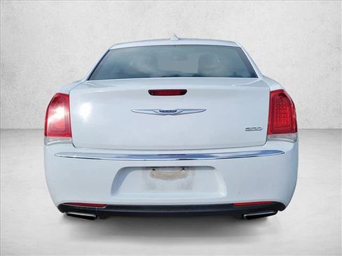 Used 2018 Chrysler 300 Limited RWD image 6