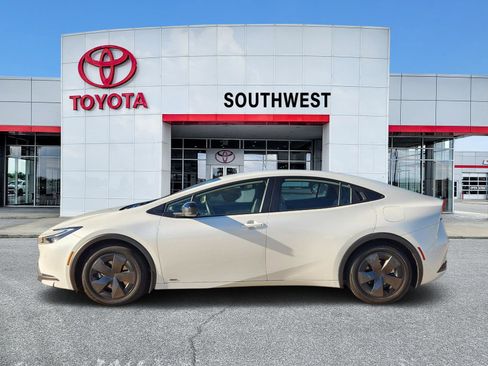 Used 2024 Toyota Prius LE image 3