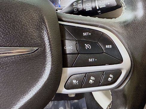 Used 2023 Chrysler Pacifica Touring-L image 15