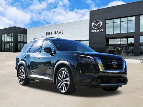 Used 2025 Nissan Pathfinder Platinum w/ Cargo Package image 4