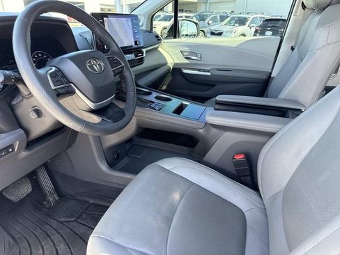 Used 2024 Toyota Sienna Limited image 12