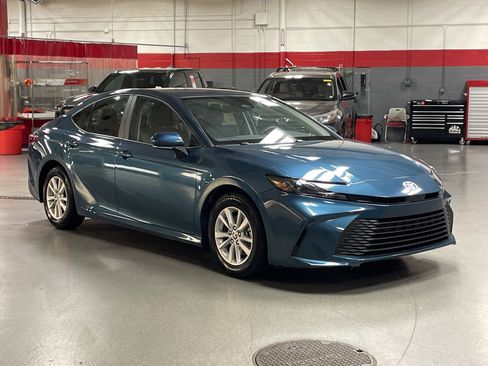 Used 2025 Toyota Camry LE w/ Convenience Package FWD image 2