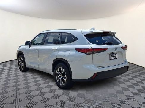 Used 2023 Toyota Highlander XLE FWD image 5