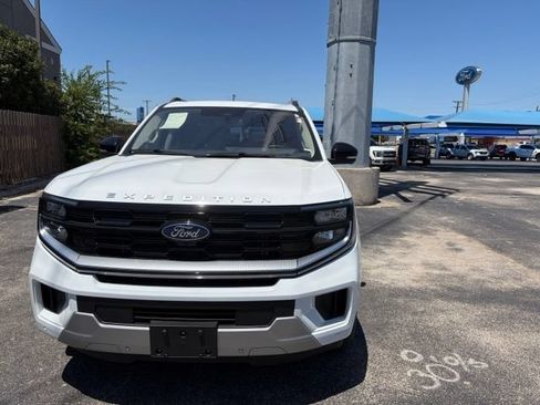 Used 2025 Ford Expedition Max Platinum AWD/4WD image 3