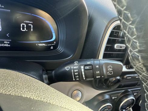 Used 2024 Hyundai Venue SEL image 32