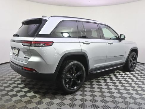 Used 2025 Jeep Grand Cherokee Limited w/ Black Appearance Package AWD/4WD image 7