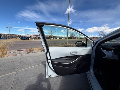 Used 2023 Toyota Corolla SE w/ SE Package image 10