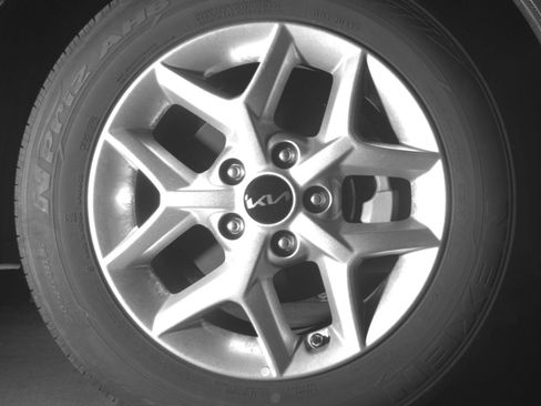 Used 2025 Kia Soul LX w/ LX Technology Package FWD image 16