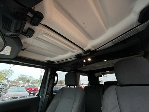 Used 2025 Jeep Wrangler Unlimited Sahara image 31