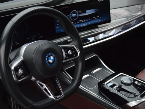 Used 2023 BMW i7 xDrive60 w/ Executive Package 2 AWD/4WD image 27