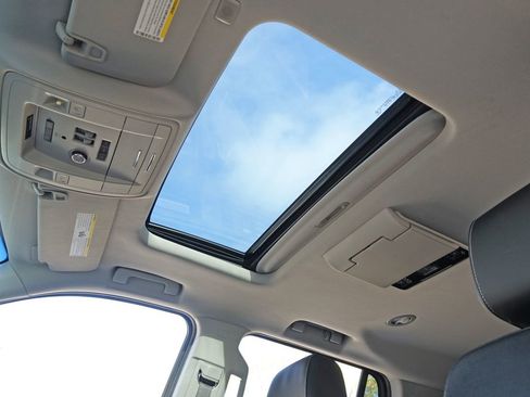 Used 2018 GMC Yukon SLT w/ Open Road Package image 10