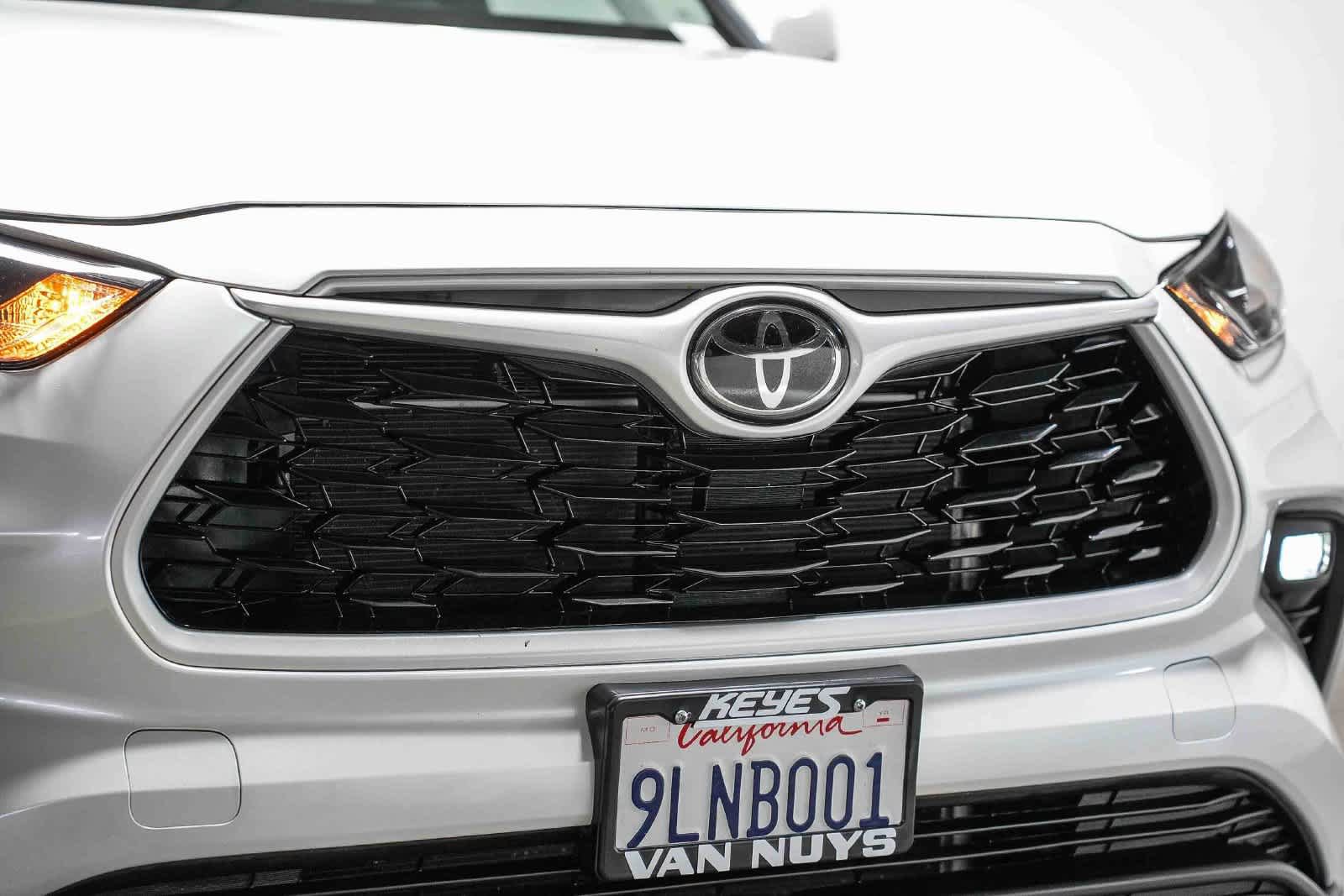 Used 2024 Toyota Highlander XLE FWD image 5