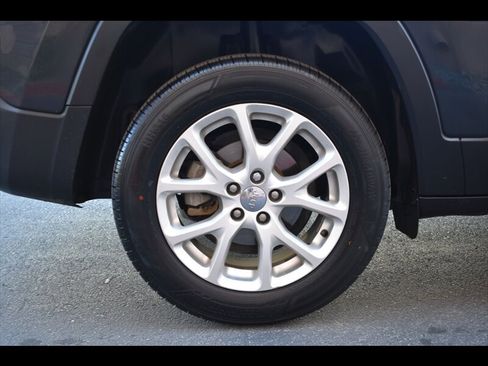 Used 2018 Jeep Cherokee Latitude Plus image 38