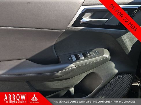 New 2025 Mitsubishi Outlander SE image 21