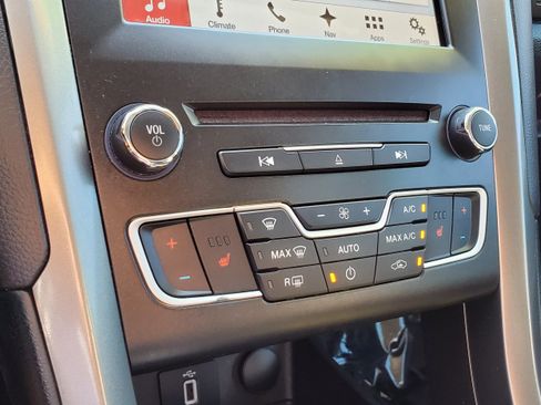 Used 2018 Ford Fusion SE FWD image 20