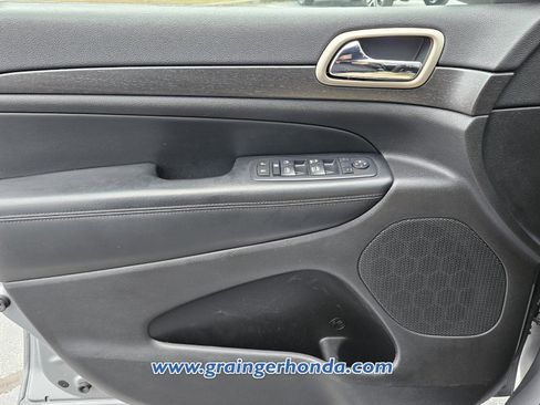 Used 2017 Jeep Grand Cherokee Laredo image 23