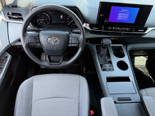 Used 2025 Toyota Sienna LE FWD image 11