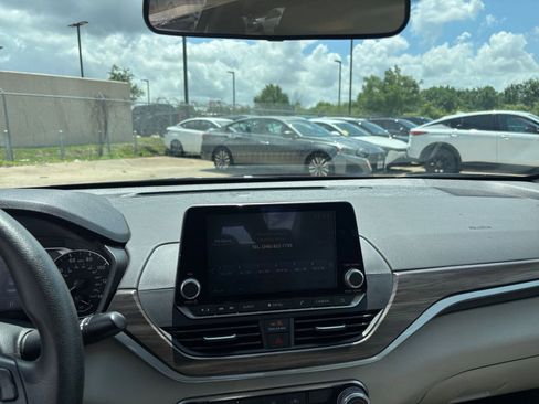 Used 2025 Nissan Altima 2.5 SV image 17