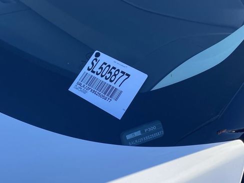 Used 2025 Land Rover Discovery S image 33