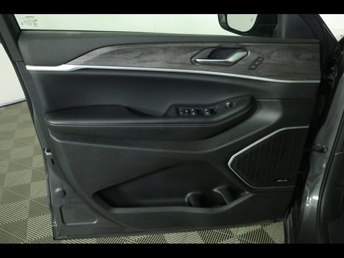 Used 2023 Jeep Grand Cherokee Limited w/ Black Appearance Package AWD/4WD image 24