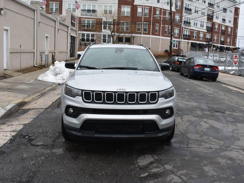 Used 2025 Jeep Compass Latitude image 3