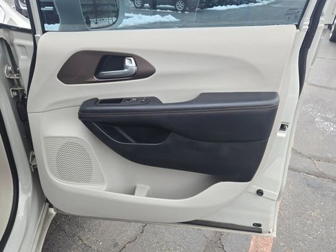 Used 2017 Chrysler Pacifica Touring-L w/ Tire & Wheel Group image 6