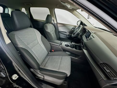 Used 2023 Nissan Rogue SV image 30