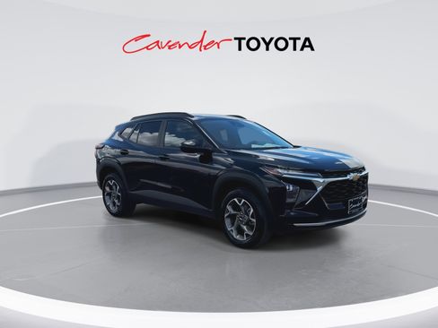 Used 2025 Chevrolet Trax LT FWD image 2