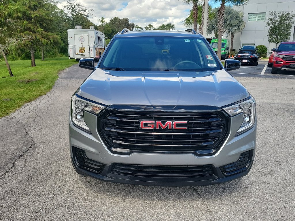 Used 2024 GMC Terrain SLE w/ Driver Convenience Package FWD image 2