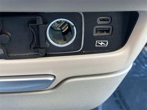 Used 2022 Chrysler Pacifica Touring-L image 25