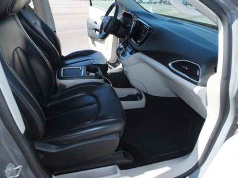 Used 2023 Chrysler Pacifica Touring-L image 14