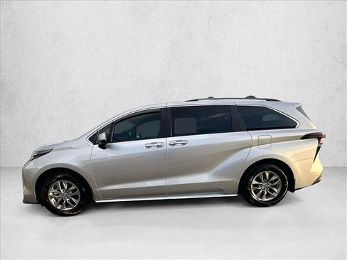 Used 2025 Toyota Sienna XLE FWD image 6