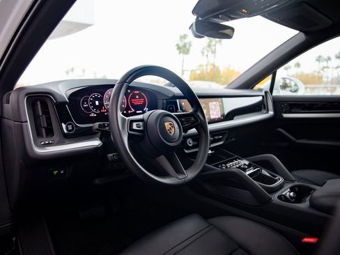 Certified 2024 Porsche Cayenne Coupe image 4