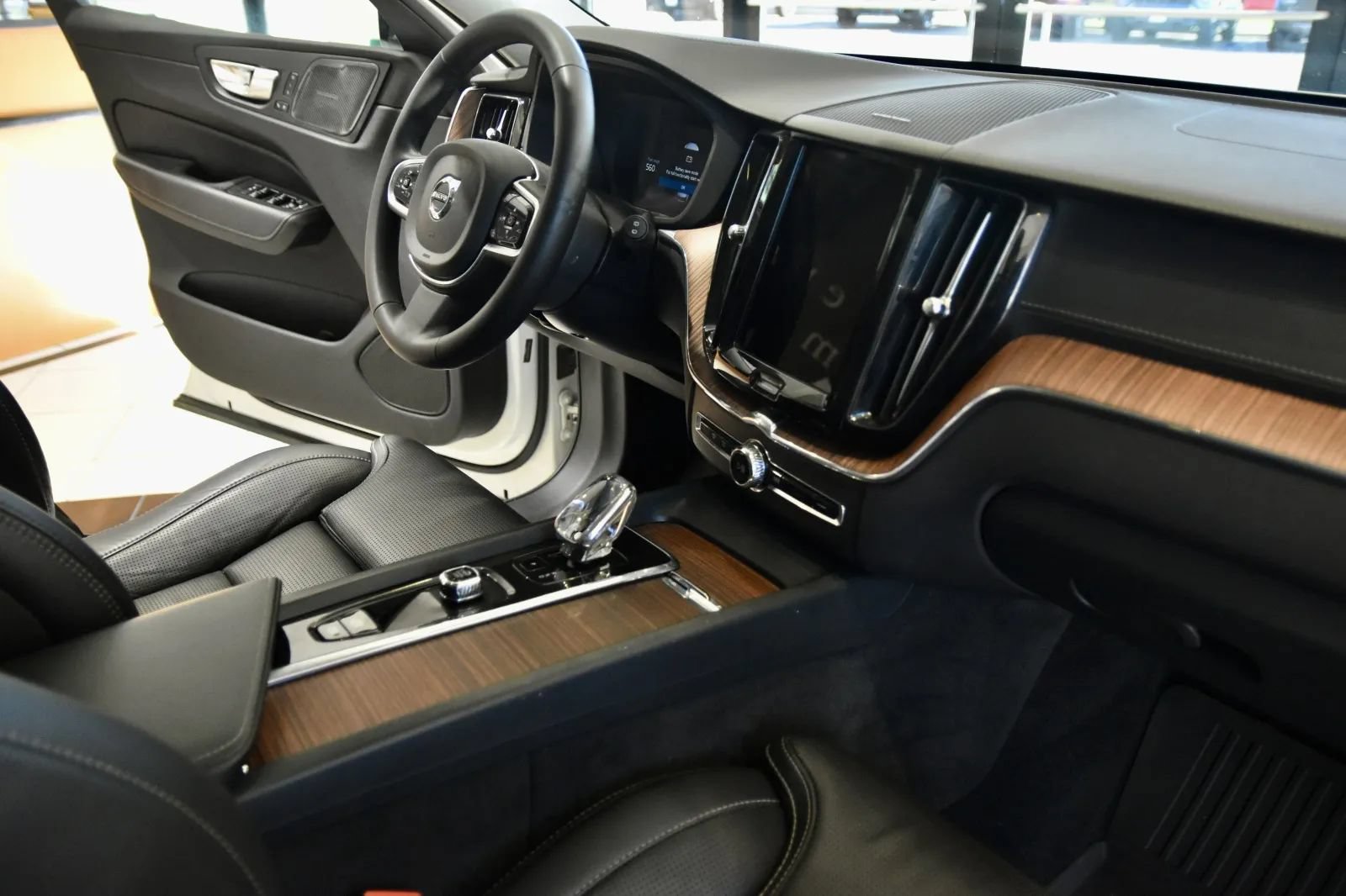 Used 2024 Volvo XC60 B5 Ultimate w/ Climate Package AWD/4WD image 26