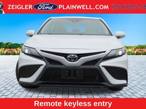 Used 2022 Toyota Camry SE w/ Cold Weather Package FWD image 8