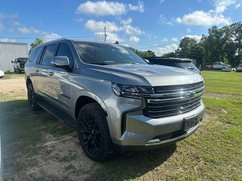 Used 2023 Chevrolet Suburban LT w/ Luxury Package RWD image 3
