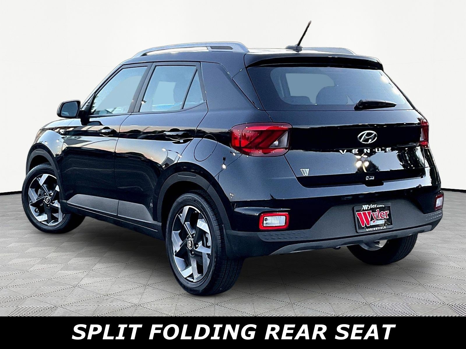 Used 2025 Hyundai Venue SEL FWD image 4