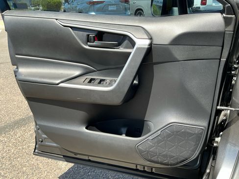 Used 2022 Toyota RAV4 LE AWD/4WD image 12