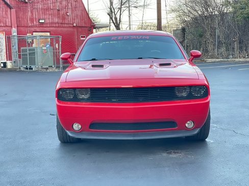Used 2014 Dodge Challenger SXT image 2
