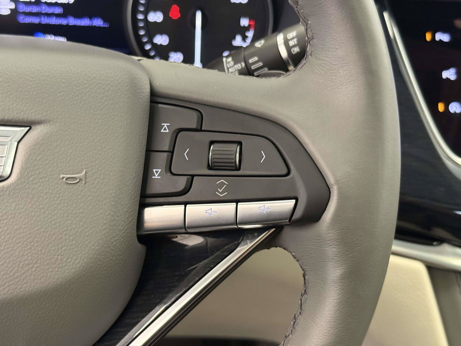 Used 2024 Cadillac XT6 Premium Luxury w/ Technology Package AWD/4WD image 32