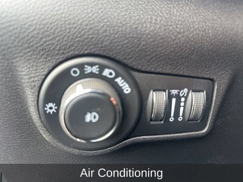 Used 2024 Jeep Compass Trailhawk w/ Trailhawk Convenience Group AWD/4WD image 10