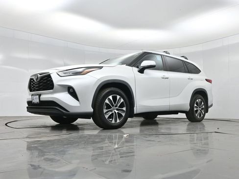 Used 2023 Toyota Highlander XLE AWD/4WD image 39