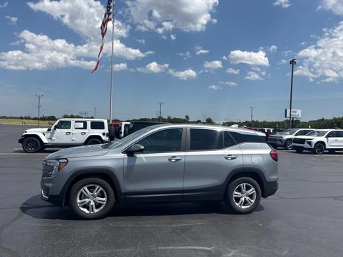 Used 2024 GMC Terrain SLE FWD image 2